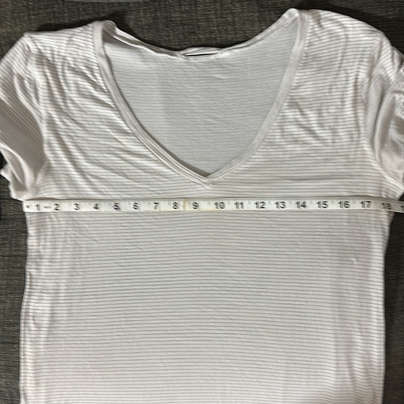 Lululemon Women’s Tee, Size 12/Large - Picture 6 of 6